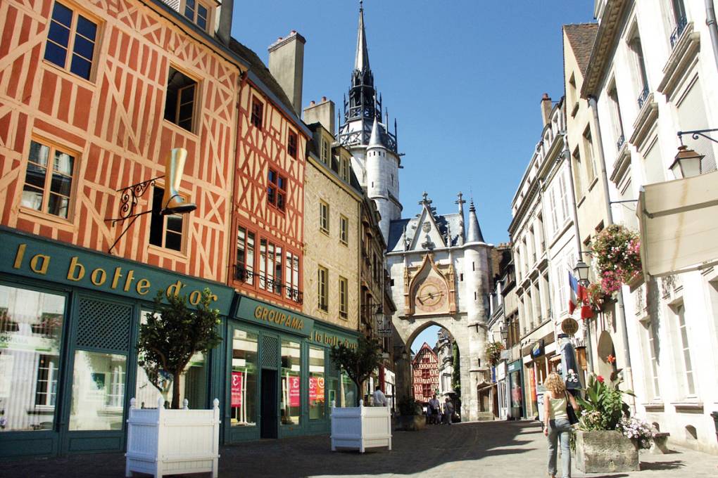 04-auxerre-quartier-horloge-maisons-pans-de-bois